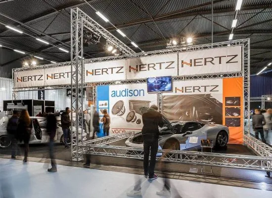 Complete beursstand met truss-systeem, Banners en sfeerverlichting door Forward Events.