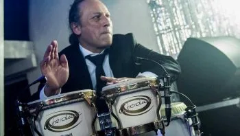 Cherokee op percussie @Ridderhof ronde tafel feest The Men in Black Show