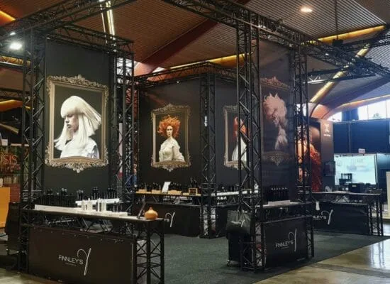 Moderne expo stand met bedrukte banners en tapijttegels voor professionele uitstraling.