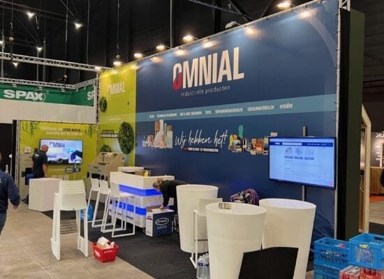 TV-scherm netjes bevestigd aan truss-wand op een beursstand.