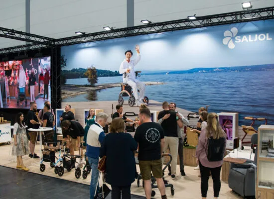 Moderne expo stand met bedrukte banners, lED Scherm, Laminaat vloer voor professionele uitstraling.