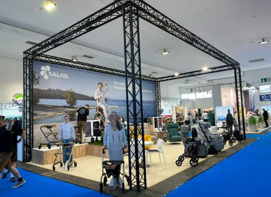 Hoogwaardige truss-constructie voor standbouw met geïntegreerde beursspots.