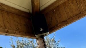 Weerbestendige geluidsinstallatie van Amate Audio bij een strandtent.