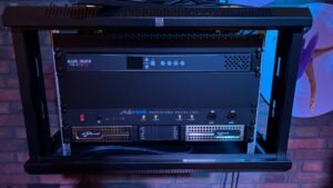 Powersoft versterkers en Allen & Heath AHM mixer Audio apparatuur in een professioneel rack.