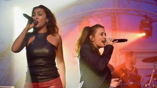 Lois Lane op het podium bij bedrijfs borrel | Feest