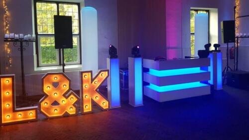 Disco Show met Licht letters Miami Dj Meubel RGB LED pilaren en moving heads